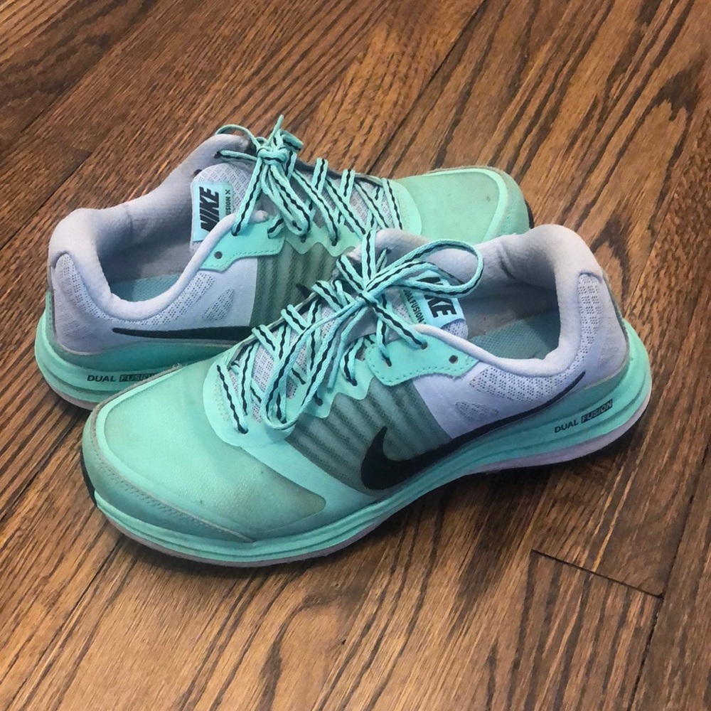 Nike Dual Fusion Sneaker